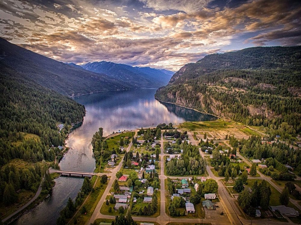 A picture of the Village of Slocan.